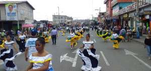 Estudiantes de planteles fiscales y particulares recorrieron las calles de Santa Elena durante un desfile donde tambi&eacute;n hubo carros aleg&oacute;ricos.