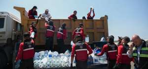 Voluntarios descargan las donaciones internacionales que llegan al centro de acopio del Ala de Combate N&deg; 23 en Manta.