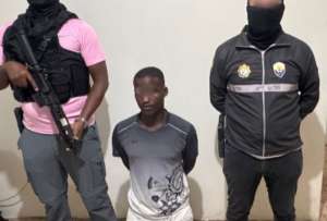 Ministro Reimberg anuncia captura de sospechoso vinculado a robos y extorsi&oacute;n en Esmeraldas