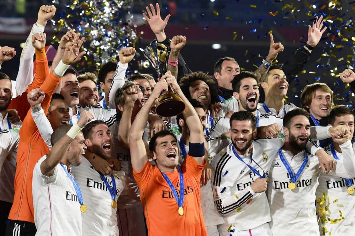 El capit&aacute;n del equipo merengue levant&oacute; la copa que le faltaba al Real Madrid. Foto: Agencia AFP