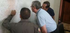 En mapas de la regi&oacute;n, las autoridades trazan el plan para ubicar a la aeronave accidentada.