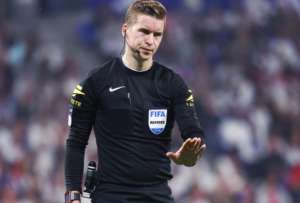 Se cambi&oacute; la terna arbitral del debut de Ecuador en el Mundial. Michael Oliver se lesion&oacute;.
