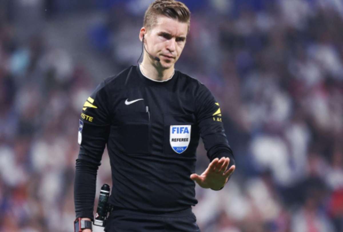 Se cambi&oacute; la terna arbitral del debut de Ecuador en el Mundial. Michael Oliver se lesion&oacute;.