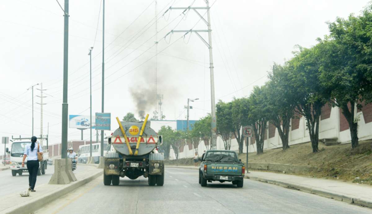 Por las calles de Guayaquil a&uacute;n se observan automotores que expulsan gases de color oscuro. Eduardo Escobar / El Tel&eacute;grafo