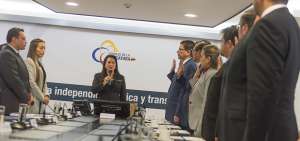 Mar&iacute;a del Carmen Maldonado, presidenta del Consejo de la Judicatura, posesion&oacute; ayer a los seis integrantes del denominado Comit&eacute; de Expertos.