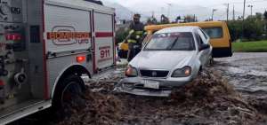 Bomberos rescataron en Tambillo a conductor atrapado en veh&iacute;culo por las lluvias