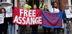 Activistas a favor de los derechos humanos exigieron la libertad de Julian Assange.