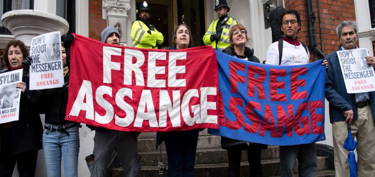 Activistas a favor de los derechos humanos exigieron la libertad de Julian Assange.