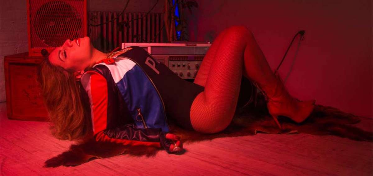 La artista naci&oacute; en Los &Aacute;ngeles y es hija de padres ecuatorianos. De ni&ntilde;a desarroll&oacute; el gusto por el hip hop y rap, g&eacute;neros que la motivaron a componer.