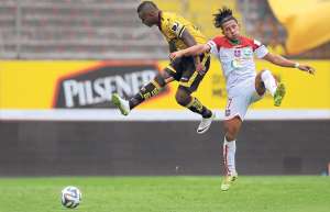 El lateral derecho de Barcelona, Pedro Velasco (izq.), intenta superar la marca de &Aacute;ngel Gracia, de Liga (L). Foto: Miguel Castro.