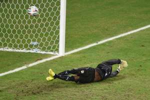 Georgios Samaras anot&oacute; el penal ante el arquero marfile&ntilde;o Boubacar Barry. Foto: AFP
