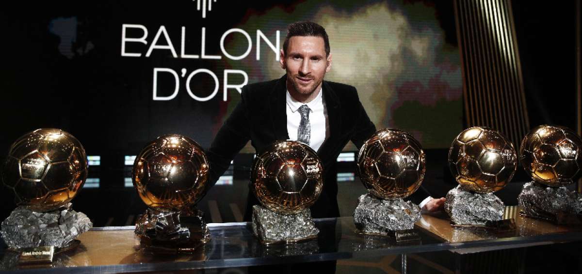 El argentino Lionel Messi posa junto a los seis trofeos del Bal&oacute;n de Oro que ha ganado en una d&eacute;cada, en la que ha derrochado talento en el FC Barcelona.