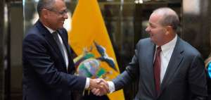 De izquierda a derecha, Rafael Poveda, ministro de Sectores Estrat&eacute;gicos; Jorge Glas, vicepresidente de la Rep&uacute;blica; y Lukas Lundin, de Lundin Gold.