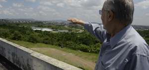 Sergio Flores, administrador de la ZEDE del Litoral, muestra el terreno que cuenta con un lago. En noviembre la empresa VIBAG inici&oacute; su construcci&oacute;n. 