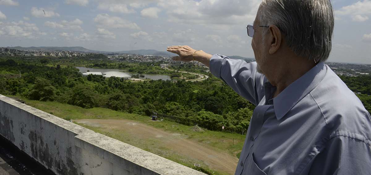 Sergio Flores, administrador de la ZEDE del Litoral, muestra el terreno que cuenta con un lago. En noviembre la empresa VIBAG inici&oacute; su construcci&oacute;n. 