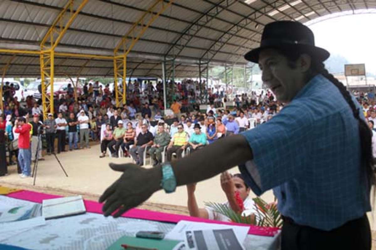 El domingo pasado, en Zamora, el prefecto Salvador Quishpe organiz&oacute; una reuni&oacute;n en solidaridad con el asamble&iacute;sta Cl&eacute;ver Jim&eacute;nez. Foto: API.