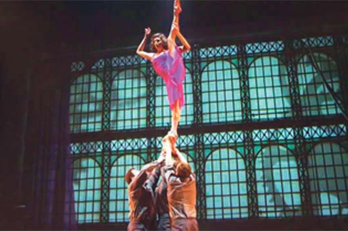 &lsquo;Cirkopolis&rsquo; une al teatro con el circo (Galer&iacute;a)