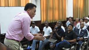 El profe Rodr&iacute;guez durante la charla que tuvo con m&aacute;s de 35 entrenadores. Foto: Cortes&iacute;a