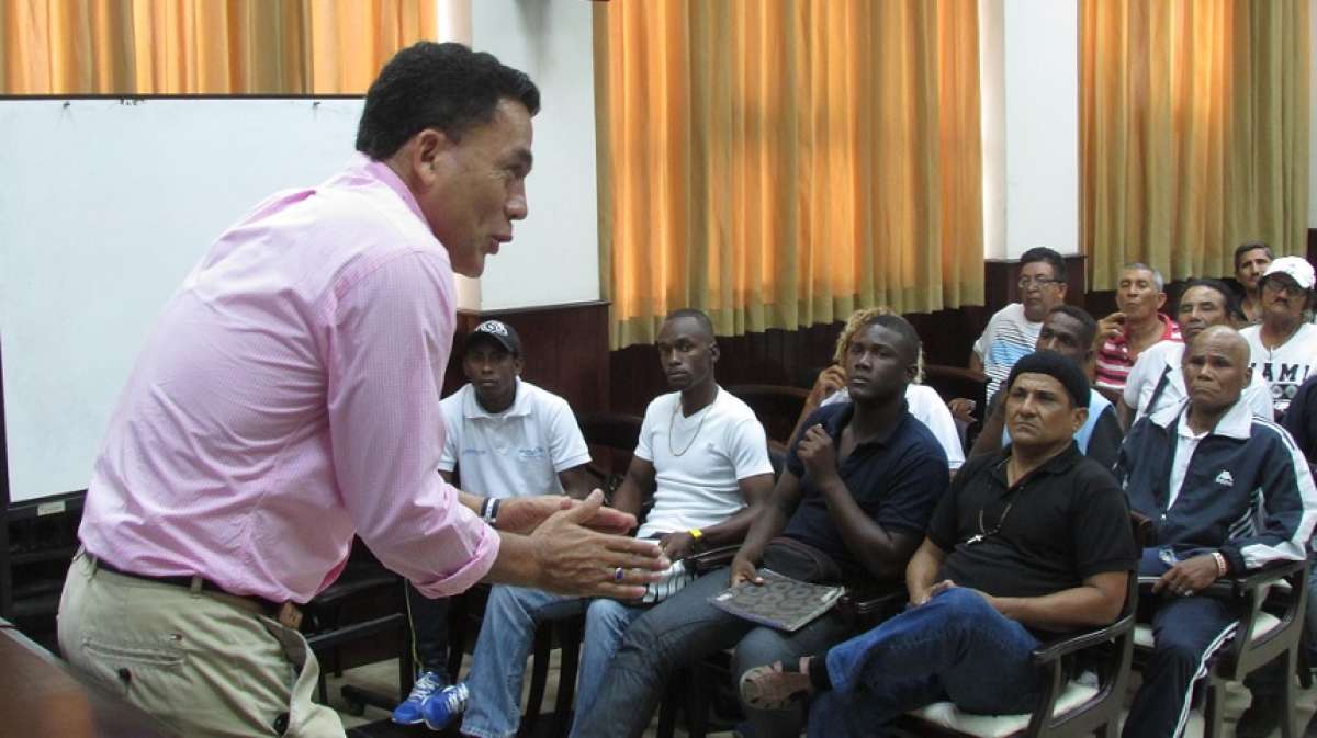 El profe Rodr&iacute;guez durante la charla que tuvo con m&aacute;s de 35 entrenadores. Foto: Cortes&iacute;a