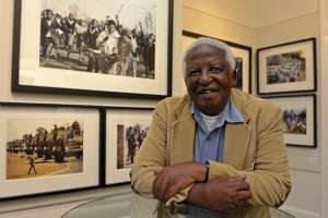  Peter Magubane  puso su equipo fotogr&aacute;fico al servicio de la batalla contra el apartheid. Foto internet