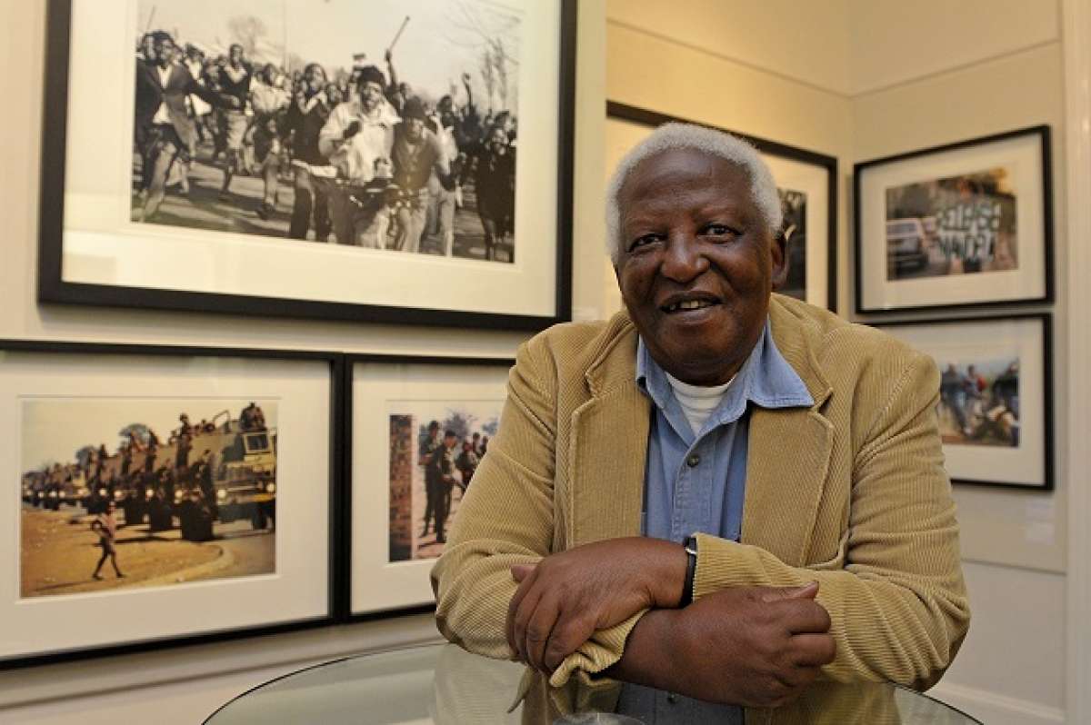  Peter Magubane  puso su equipo fotogr&aacute;fico al servicio de la batalla contra el apartheid. Foto internet