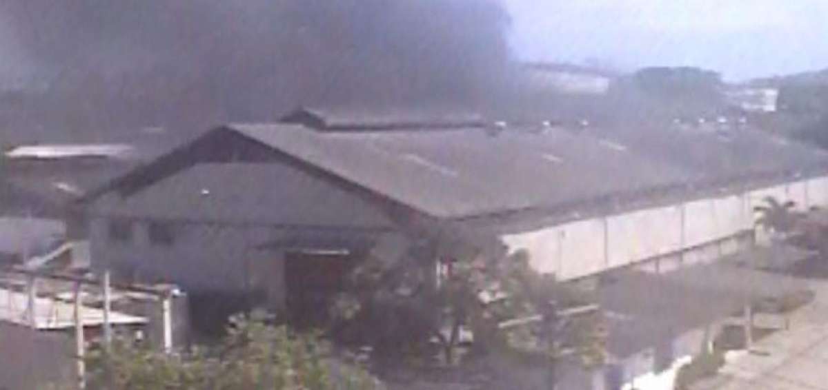 Controlan el incendio en una f&aacute;brica al norte de Guayaquil