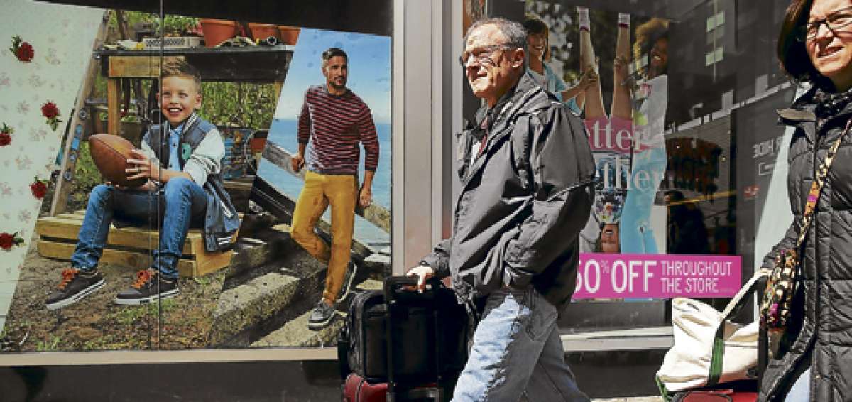 Entre las generaciones de j&oacute;venes y los adultos mayores la tecnolog&iacute;a es una brecha que al principio era insuperable; hoy su acceso es m&aacute;s equitativo. Foto: AFP