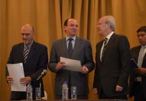Los miembros de la Comisi&oacute;n investigadora presentaron el informe en el hotel Dann Carlton, en Quito. Foto: Santiago Aguirre/ EL TEL&Eacute;GRAFO.
