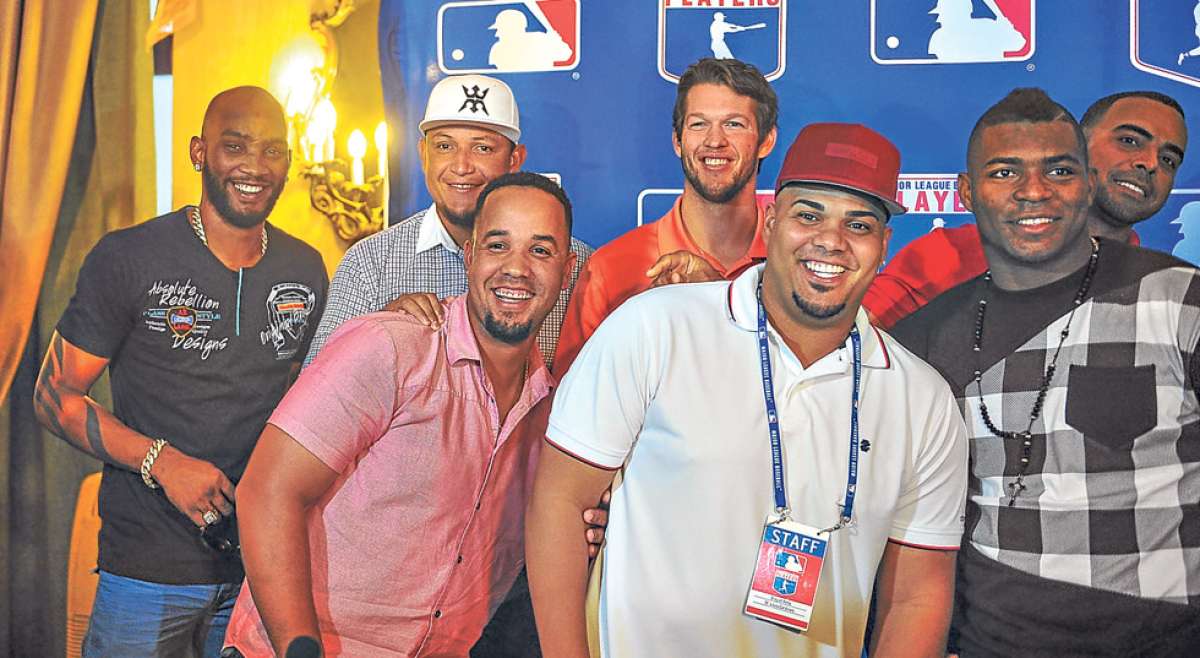 Los peloteros cubanos sonr&iacute;en ante los periodistas que se congregaron en el emblem&aacute;tico Hotel Nacional. Foto: AFP