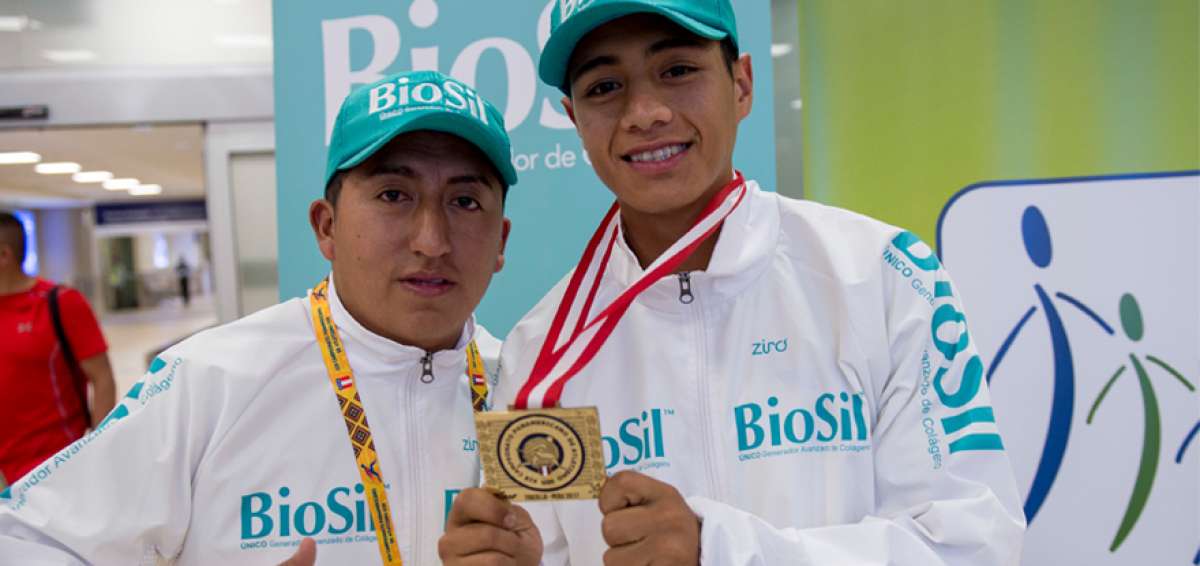 El instructor riosense Javier Cayambe (izq.)  y David Hurtado muestran la medalla de oro que el joven alcanz&oacute; en el Campeonato Panamericano Sub-20. 