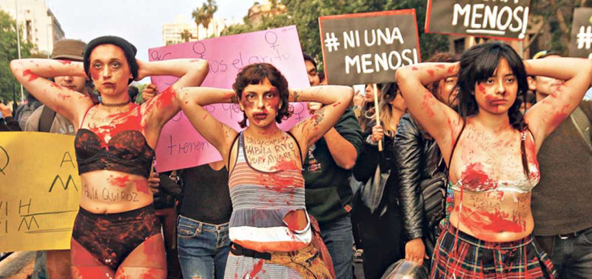 Chilenas marcharon por Santiago en respaldo de Luc&iacute;a P&eacute;rez, la adolescente asesinada en Argentina. Ellas escribieron en sus cuerpos nombres de v&iacute;ctimas.  