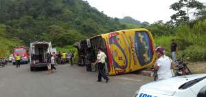 El volcamiento de un bus de la cooperativa Bol&iacute;var dej&oacute; tres muertos y 23 heridos en la carretera Pichincha-Quiroga en Manab&iacute;.