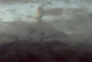 Volcán Cotopaxi emitió una columna de gases y ceniza