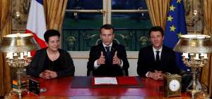 El presidente franc&eacute;s Emmanuel Macron (c) atiende a los medios junto a la ministra de Educaci&oacute;n Frederique Vidal y al portavoz Benjamin Griveaux, tras la firma de una nueva ley sobre educaci&oacute;n en el Palacio del El&iacute;seo, en Par&iacute;s.