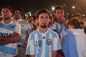 Los hinchas argentinos fueron mayor&iacute;a en el Fan Fest de Copacabana del cual salieron decepcionados por la derrota de Argentina. Foto: AFP