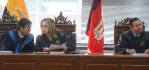 De izquierda a derecha, Milton &Aacute;vila, Dilza Mu&ntilde;oz e Iv&aacute;n Le&oacute;n, miembros del Tribunal de juzgamiento en la fallida audiencia del lunes.