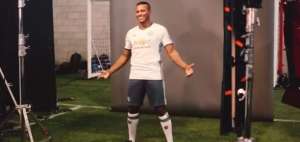 El &lsquo;To&ntilde;o&rsquo; model&oacute; nueva indumentaria del Manchester United
