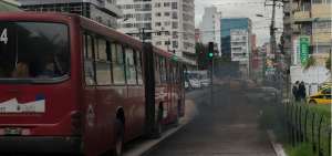 Los buses articulados que operan en la Ecov&iacute;a producen grandes cantidades de gases contaminantes.