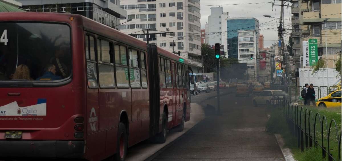 Los buses articulados que operan en la Ecov&iacute;a producen grandes cantidades de gases contaminantes.