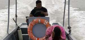 Una lancha de la Armada traslad&oacute; a los heridos hasta un muelle en Puerto Bol&iacute;var, donde los esperaban las ambulancias.