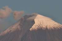 El volcán Sangay se mantiene en actividad.