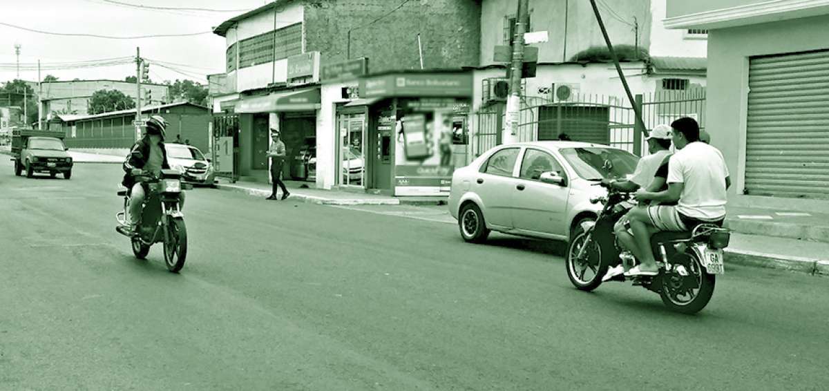 Los ciudadanos circulaban por Mucho Lote cuando dos hombres en moto los interceptaron y dispararon. Los criminales no han sido detenidos.