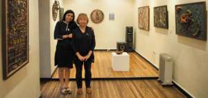 Ana Steinitz (d), directora de la Casa de la Cultura Trude Sojka, y su hija Gabriela Fonseca.