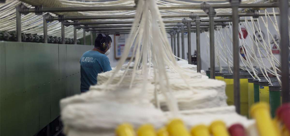 En el &aacute;rea de hilatura inicia el proceso para la producci&oacute;n de toallas, s&aacute;banas, manteles, etc.