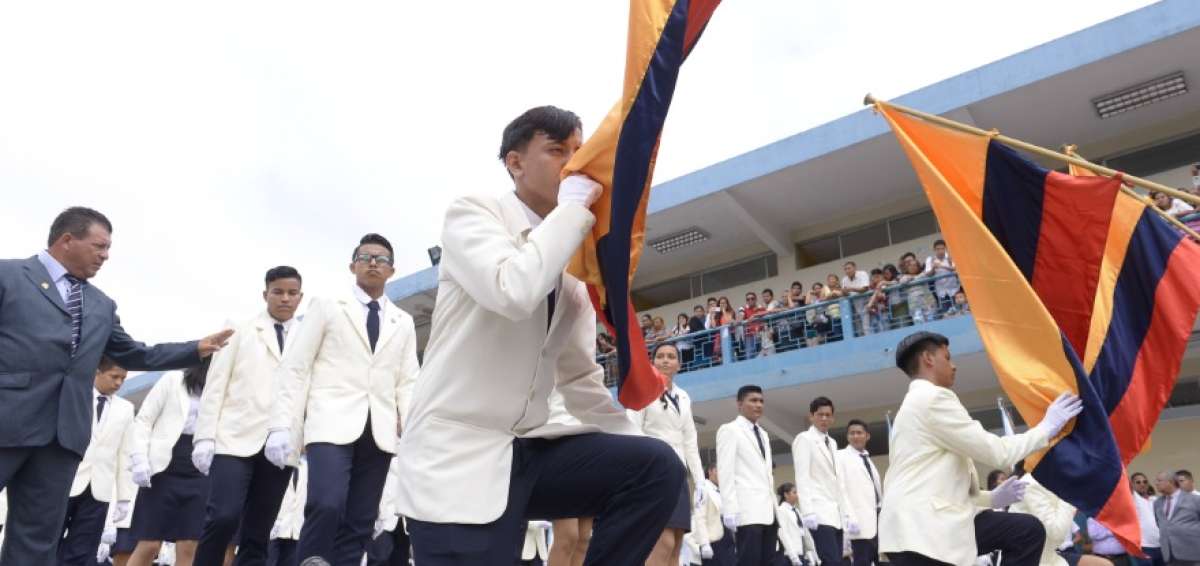 Estudiantes de la Unidad Educativa Aguirre Abad durante la actividad c&iacute;vica.
