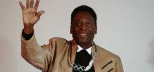 El "Rey" Pel&eacute; recibe el mayor homenaje del COI en su propio museo