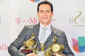 Marc Anthony obtuvo los trofeos a Disco del A&ntilde;o por el &aacute;lbum 3.0, Canci&oacute;n del A&ntilde;o, Artista del A&ntilde;o en la categor&iacute;a Tropical, y Premio a la Excelencia en los premios Lo Nuestro, a la m&uacute;sica latina.