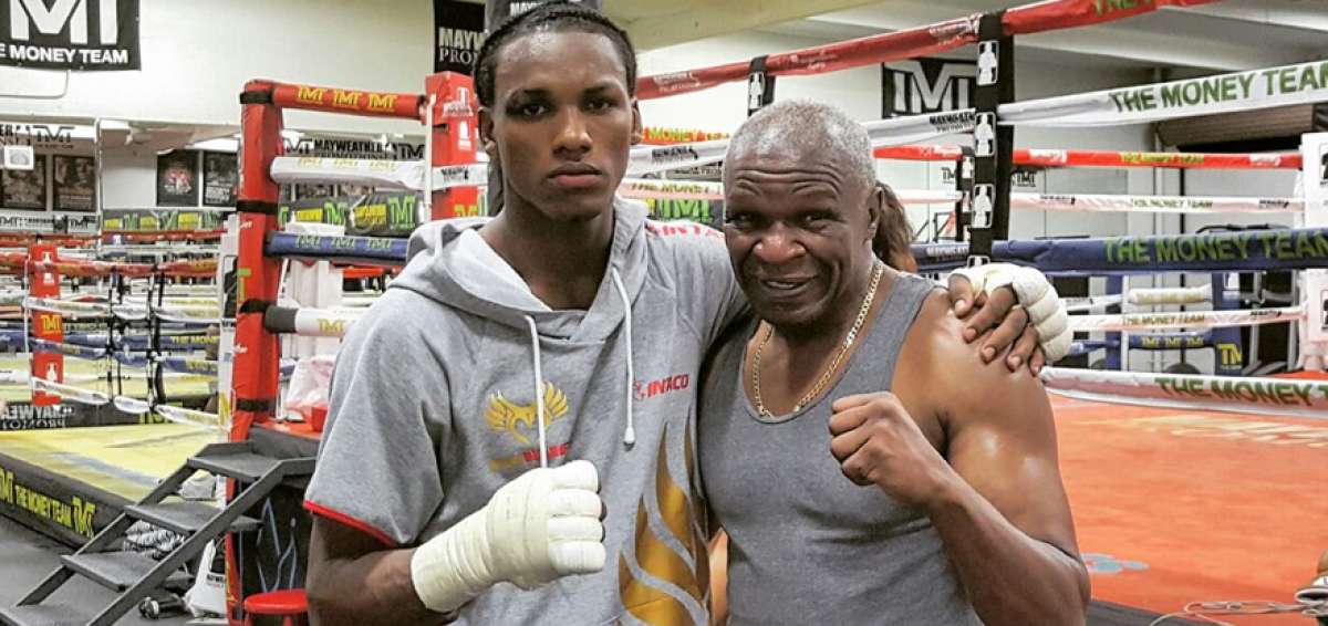 Carlos Mina Caicedo (izq.) y Floyd Mayweather Sr. posan antes de una pr&aacute;ctica en el gimnasio donde el estadounidense entren&oacute; a su hijo Floyd Mayweather Jr.  