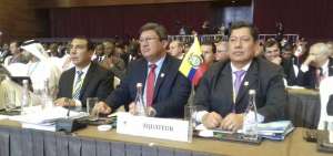 El ministro del Interior, C&eacute;sar Navas (c), y los coroneles Ramiro Ortega (d) y Marco Sarabia participaron en la asamblea.