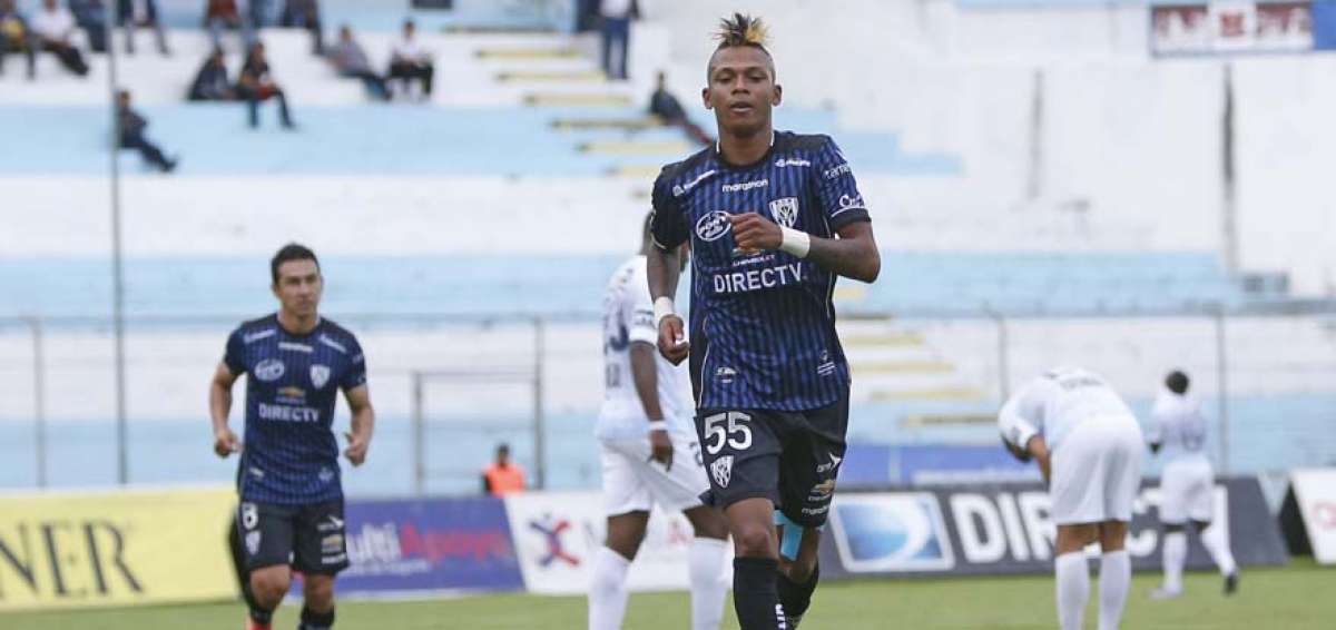 Billy Arce marc&oacute; dos goles en el partido.